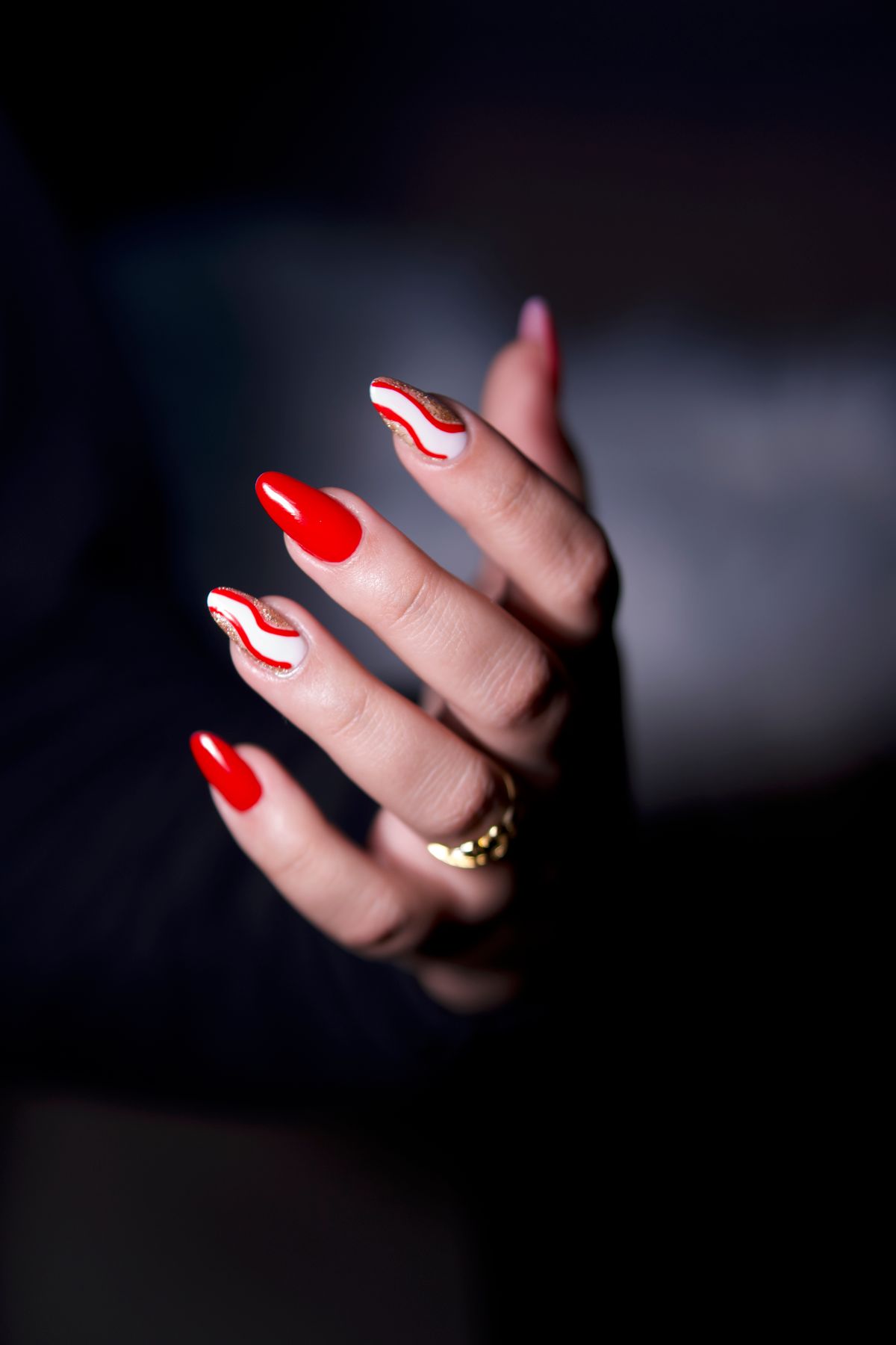 Rot-weißes Nageldesign, elegant