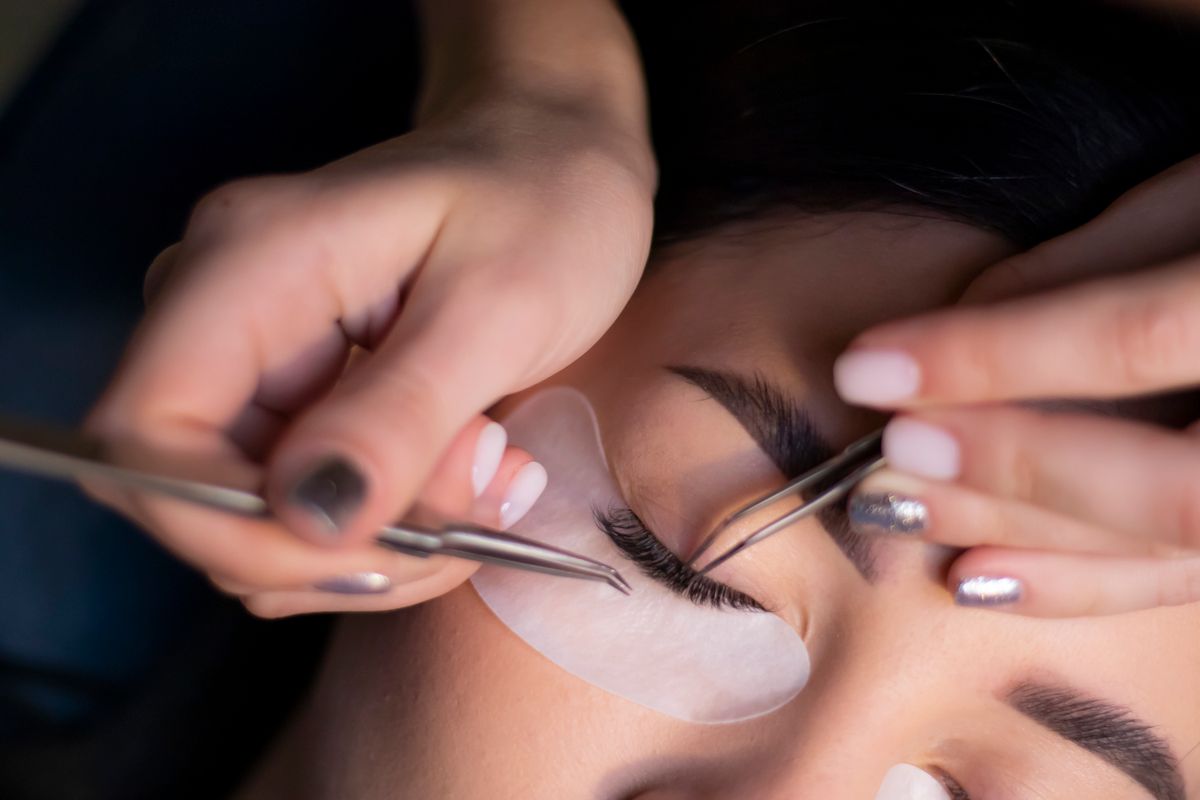 Wimpernverlängerung wird aufgetragen